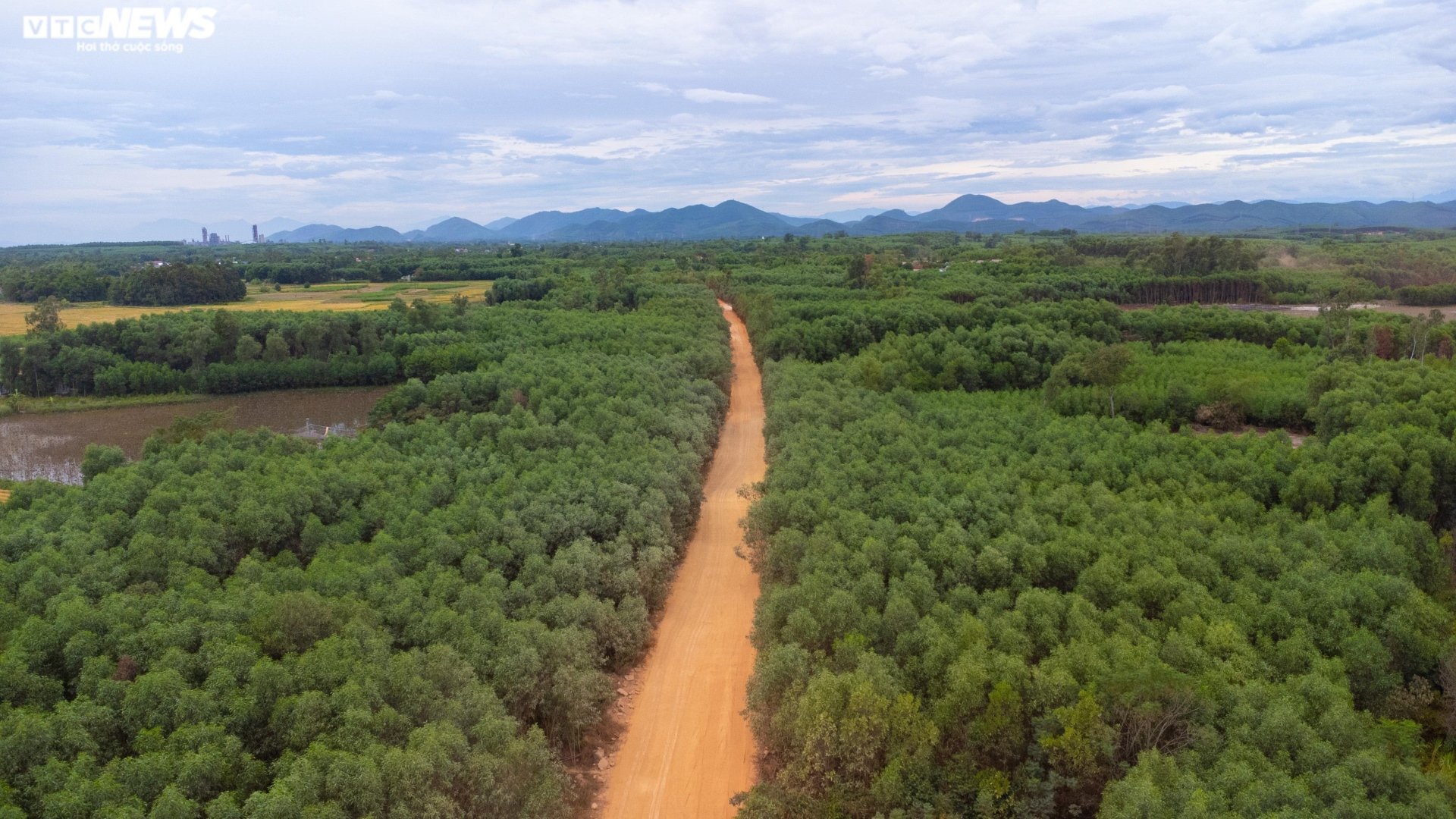 Thâm nhập đại công trường khai thác khoáng sản sai phép ở Thừa Thiên - Huế - Ảnh 1.