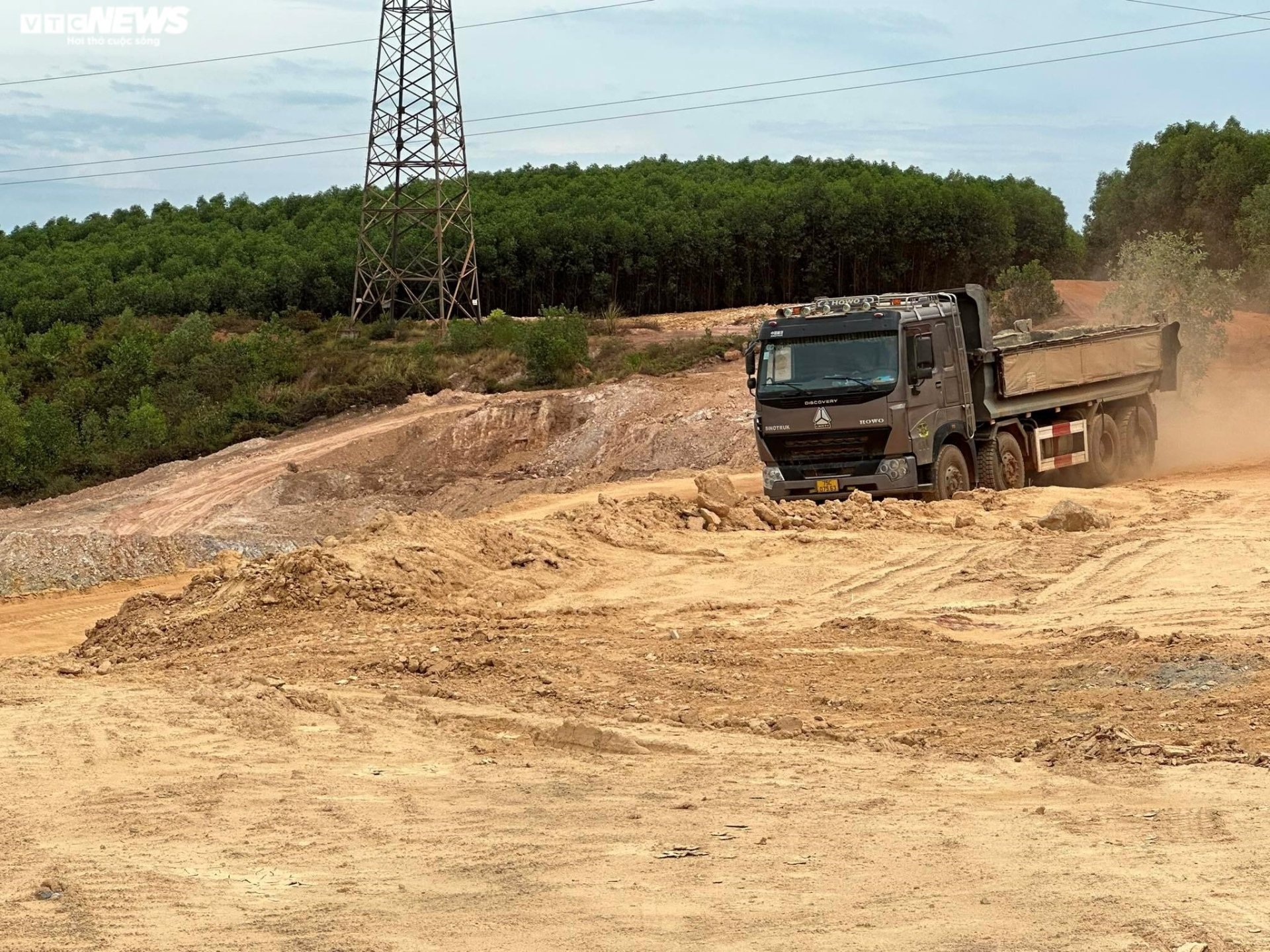 Thâm nhập đại công trường khai thác khoáng sản sai phép ở Thừa Thiên - Huế - Ảnh 3.