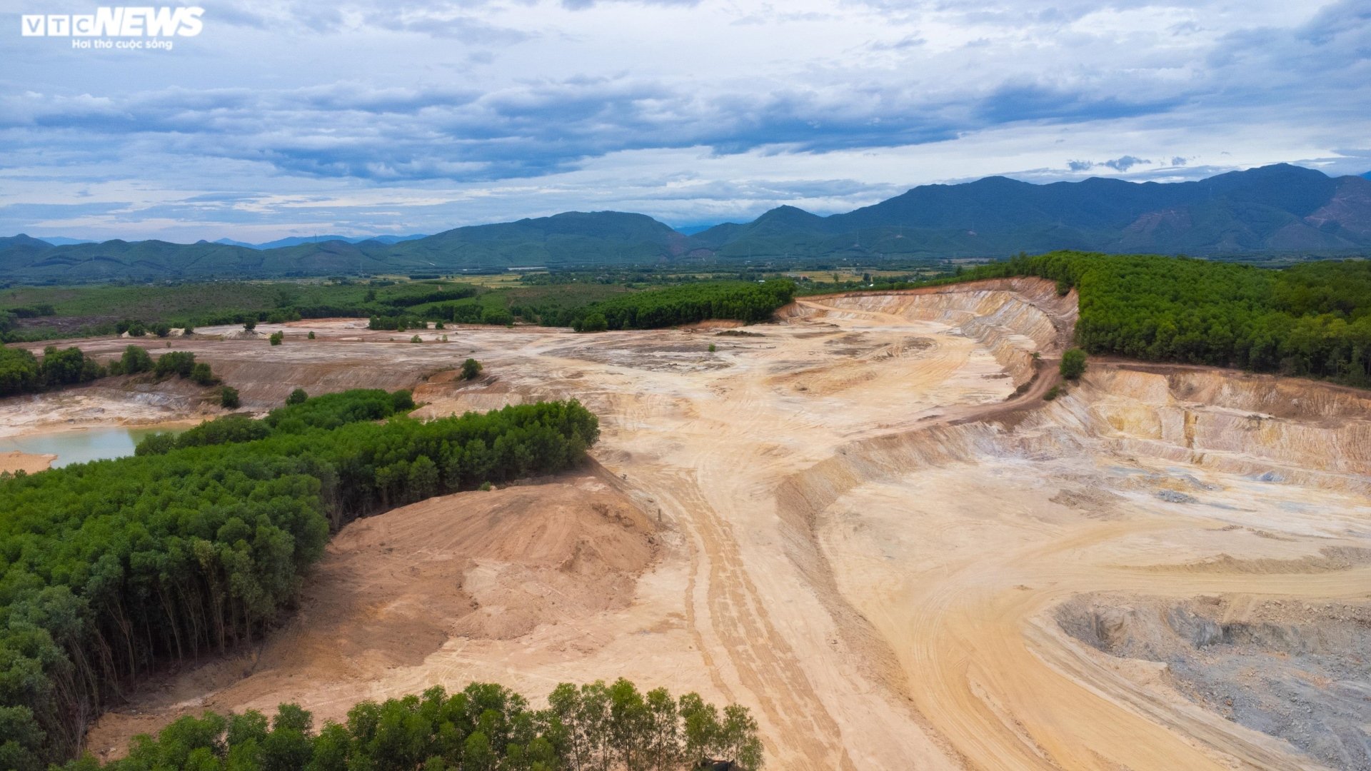 Thâm nhập đại công trường khai thác khoáng sản sai phép ở Thừa Thiên - Huế - Ảnh 4.
