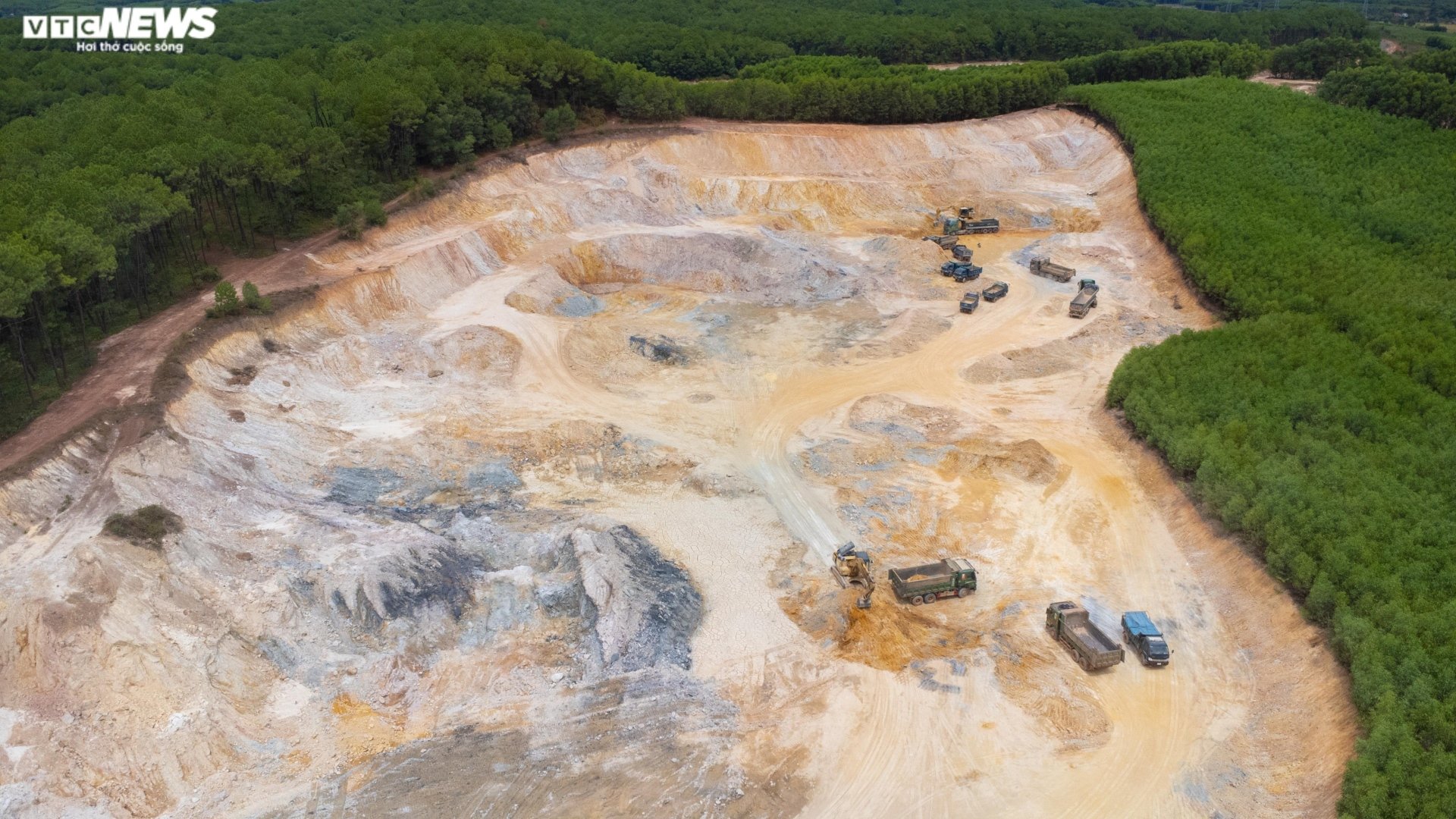 Thâm nhập đại công trường khai thác khoáng sản sai phép ở Thừa Thiên - Huế - Ảnh 8.