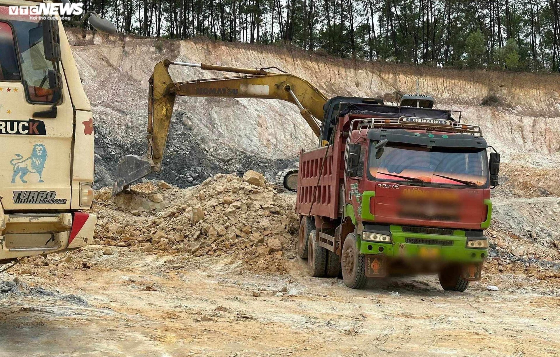 Thâm nhập đại công trường khai thác khoáng sản sai phép ở Thừa Thiên - Huế - Ảnh 12.