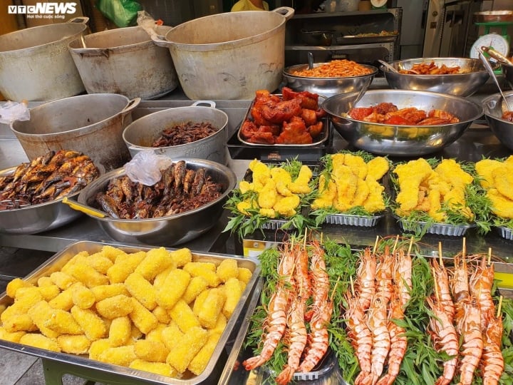 Đủ món hàng bắt mắt tại chợ nhà giàu Hà Nội ngày Rằm tháng Bảy - Ảnh 10.