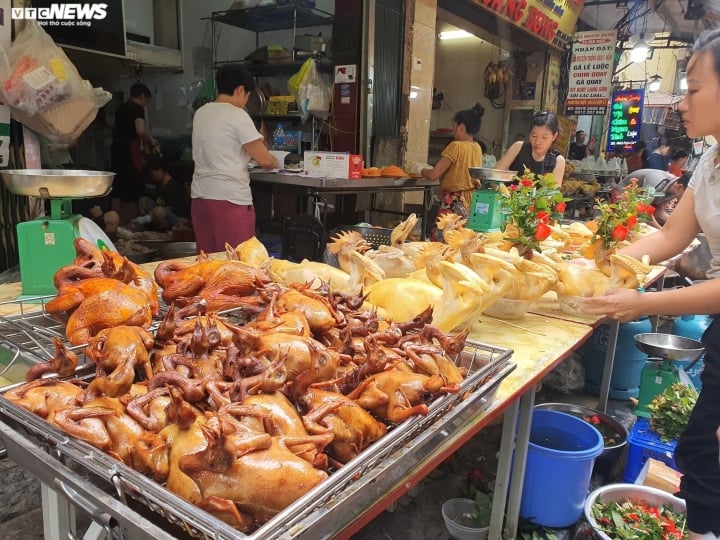 Đủ món hàng bắt mắt tại chợ nhà giàu Hà Nội ngày Rằm tháng Bảy - Ảnh 9.