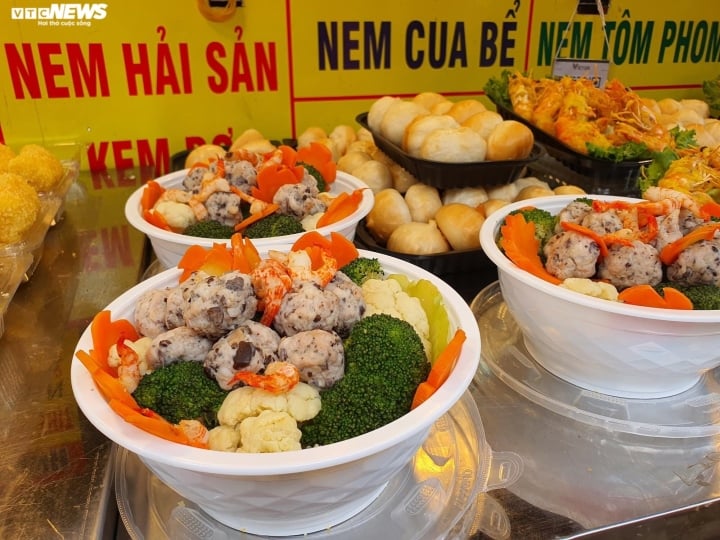 Đủ món hàng bắt mắt tại chợ nhà giàu Hà Nội ngày Rằm tháng Bảy - Ảnh 7.