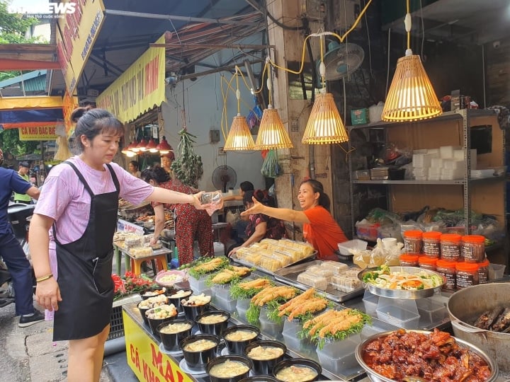 Đủ món hàng bắt mắt tại chợ nhà giàu Hà Nội ngày Rằm tháng Bảy - Ảnh 6.