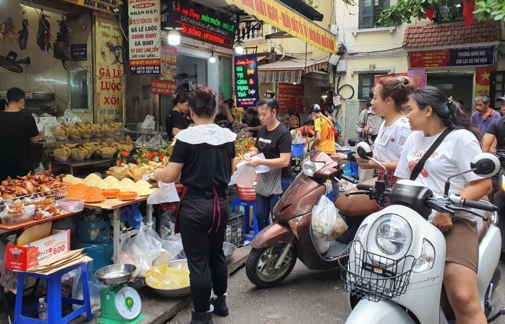 Đủ món hàng bắt mắt tại chợ nhà giàu Hà Nội ngày Rằm tháng Bảy - Ảnh 4.
