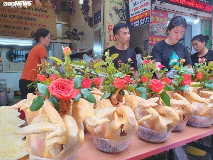 Đủ món hàng bắt mắt tại chợ nhà giàu Hà Nội ngày Rằm tháng Bảy - Ảnh 3.