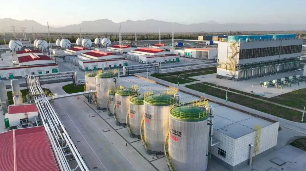 Trung Quốc chính thức vận hành nhà máy hydro - quang điện lớn nhất thế giới: Tiêu tốn 10.000 tỷ đồng, diện tích bằng 900 sân bóng đá, cung cấp 20.000 tấn hydro/năm cho công nghiệp, vận tải - Ảnh 1.