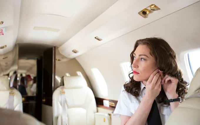 Tiếp viên hàng không tiết lộ sự thật khi phục vụ giới siêu giàu