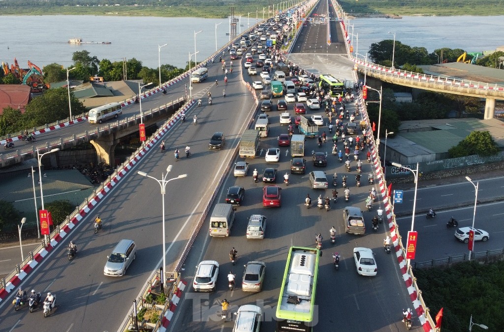 Vì sao cầu Vĩnh Tuy 2 thông xe xong phải đóng lại, phương tiện chưa thể di chuyển? - Ảnh 1.