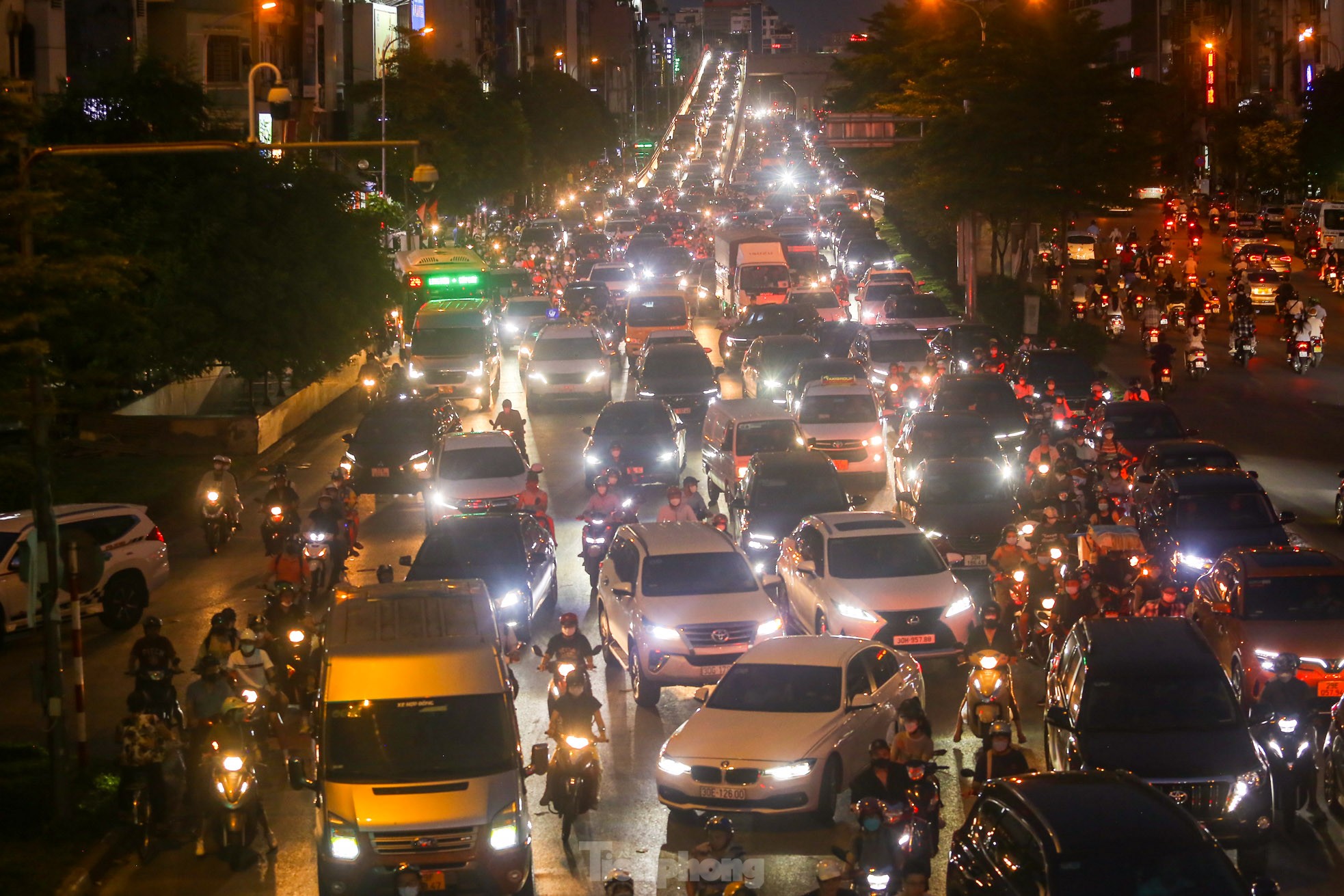 Nhiều tuyến đường Hà Nội tắc 'nghẹt thở' trong ngày làm việc cuối trước kỳ nghỉ lễ 2/9 - Ảnh 14.