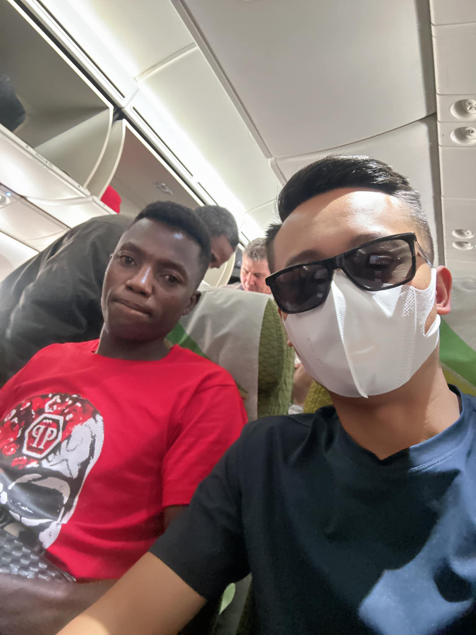 Quang Linh Vlogs gặp sự cố trên đường bay về Việt Nam, buồn vì lỡ hẹn đặc biệt - Ảnh 1.