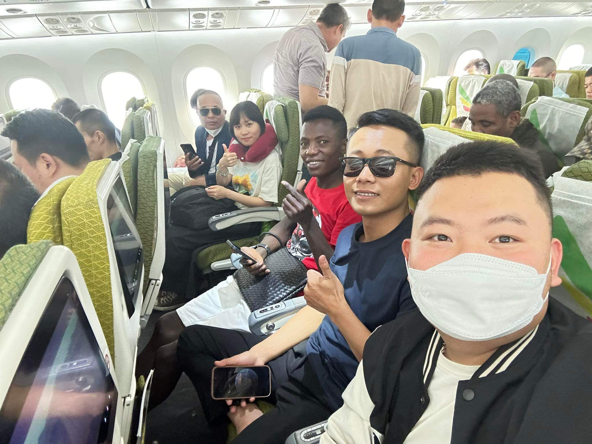 Quang Linh Vlogs gặp sự cố trên đường bay về Việt Nam, buồn vì lỡ hẹn đặc biệt - Ảnh 4.