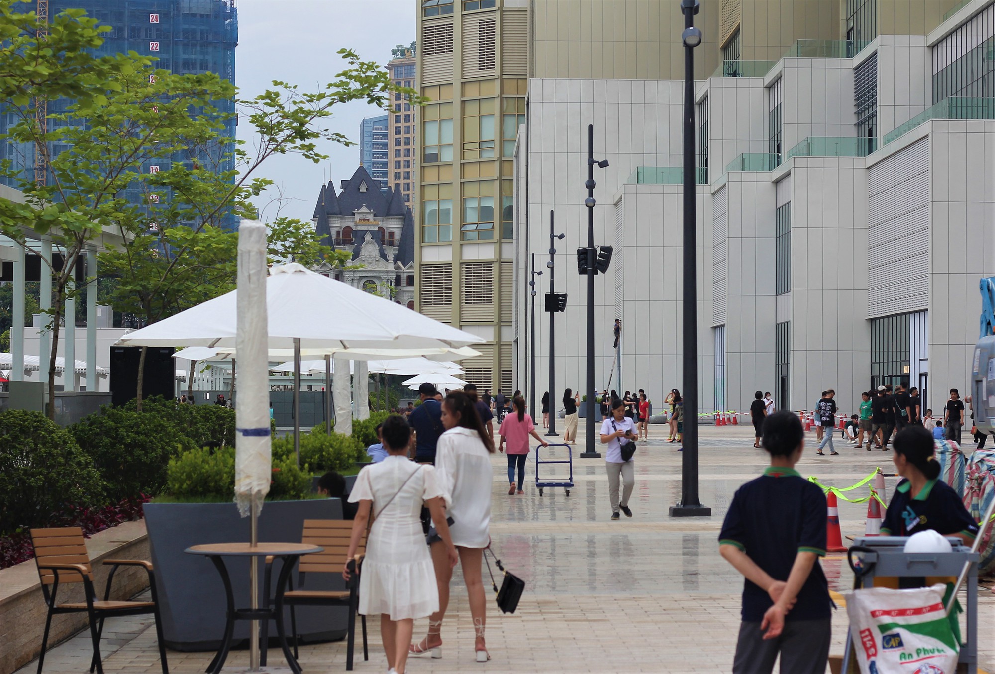 Chiêm ngưỡng trung tâm thương mại lớn nhất của Lotte tại Việt Nam - Ảnh 2.
