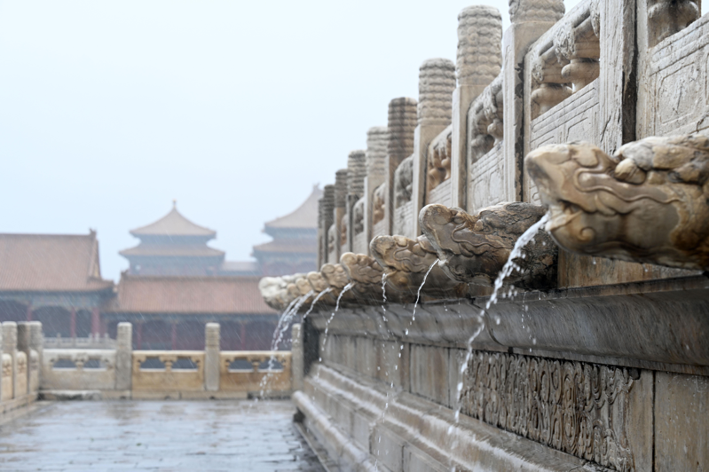 Mưa bão hoành hành khiến Cố cung Bắc Kinh xuất hiện cảnh tượng hiếm hoi: Tử Cấm Thành chưa từng ngập nước suốt 600 năm? - Ảnh 1.