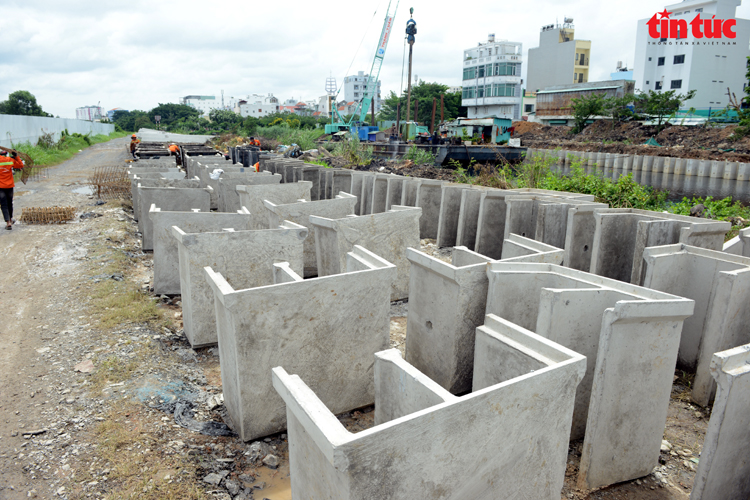Dồn lực thi công dự án xây dựng hạ tầng và cải tạo kênh Tham Lương - Bến Cát - rạch Nước Lên - Ảnh 10. Dồn lực thi công dự án xây dựng hạ tầng và cải tạo kênh Tham Lương - Bến Cát - rạch Nước Lên - Ảnh 10.