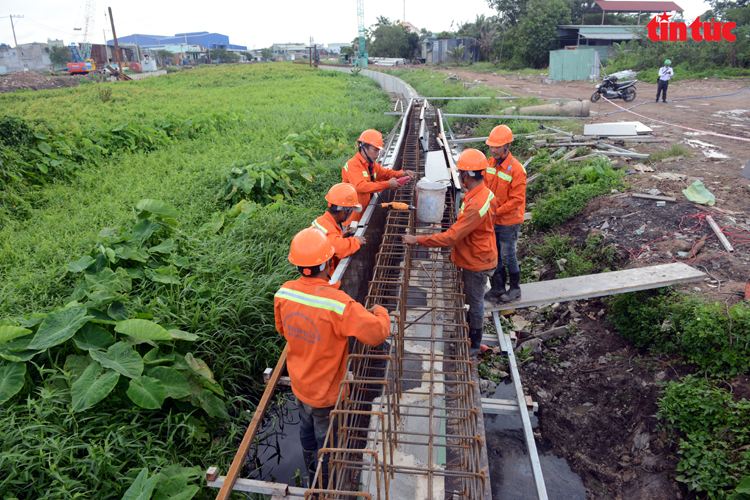 Dồn lực thi công dự án xây dựng hạ tầng và cải tạo kênh Tham Lương - Bến Cát - rạch Nước Lên - Ảnh 11. Dồn lực thi công dự án xây dựng hạ tầng và cải tạo kênh Tham Lương - Bến Cát - rạch Nước Lên - Ảnh 11.