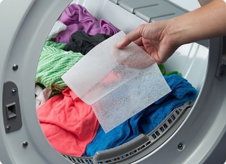 Vì sao giặt quần áo tại nhà không thơm lâu như ngoài tiệm? - Ảnh 2.