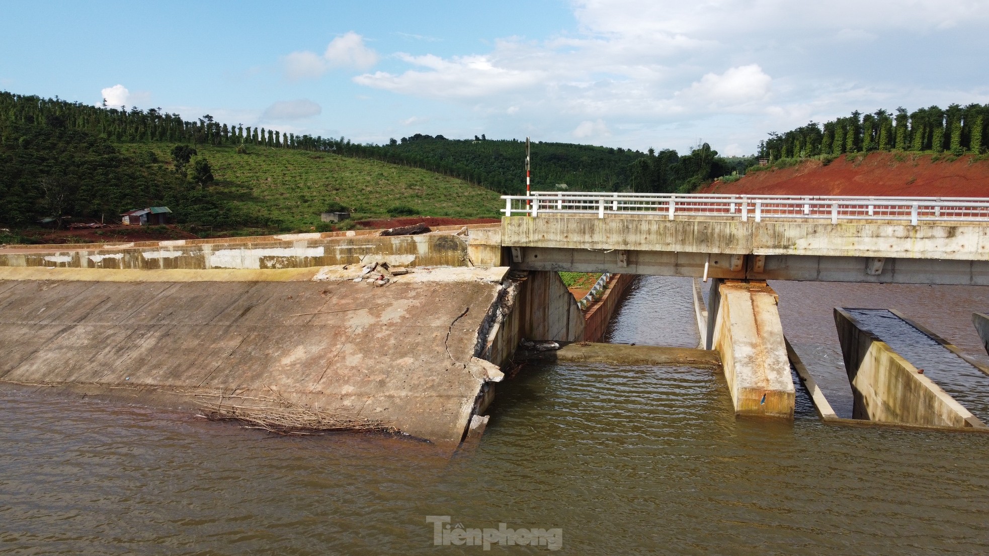 Nguy cơ vỡ hồ chứa nước gần 138 tỷ mới hoàn thành ở Đắk Nông - Ảnh 4.