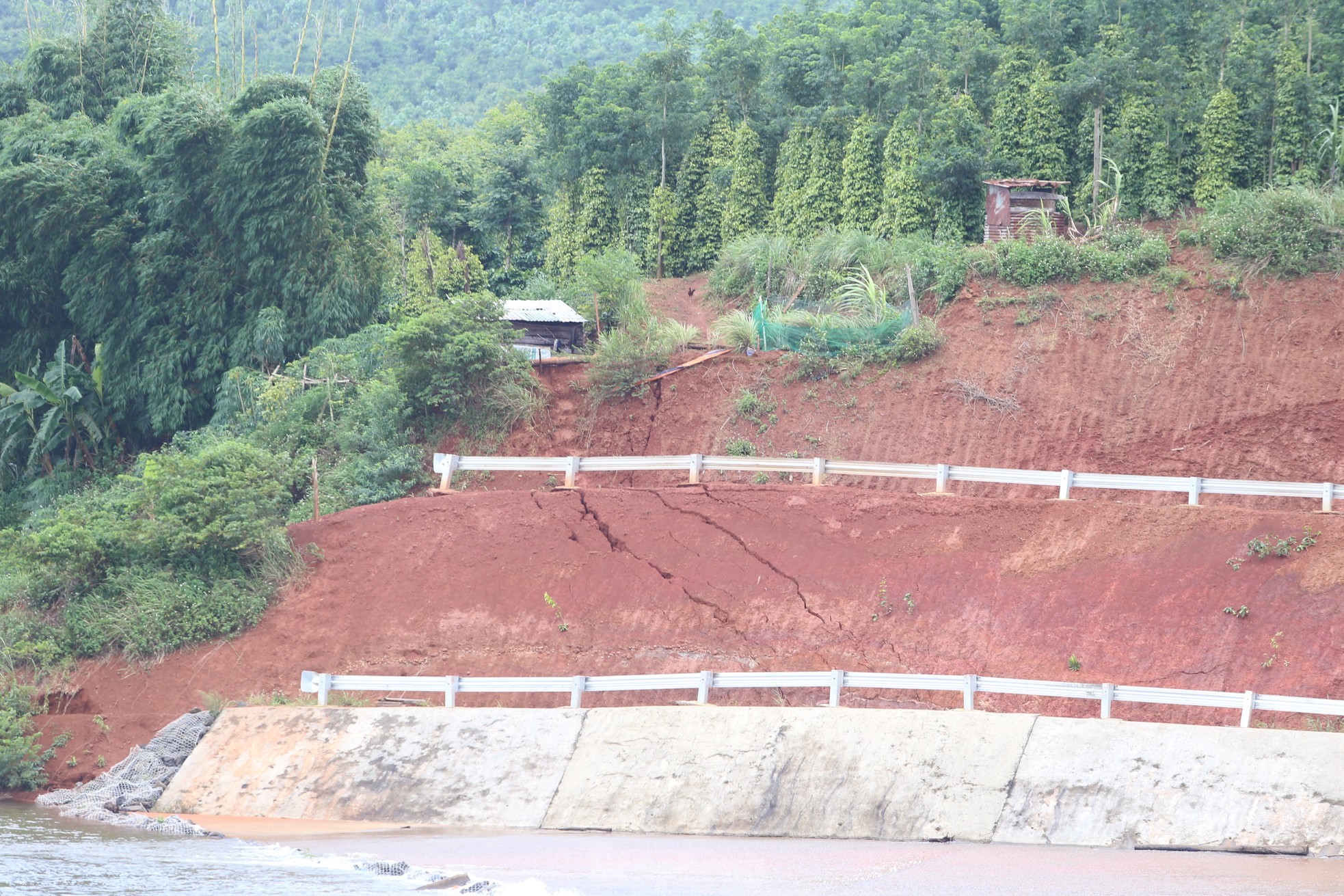 Nguy cơ vỡ hồ chứa nước gần 138 tỷ mới hoàn thành ở Đắk Nông - Ảnh 5.