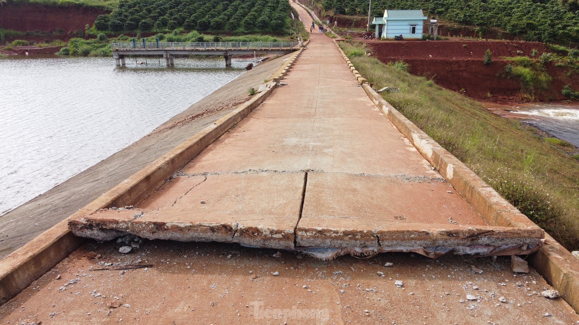 Nguy cơ vỡ hồ chứa nước gần 138 tỷ mới hoàn thành ở Đắk Nông - Ảnh 2.