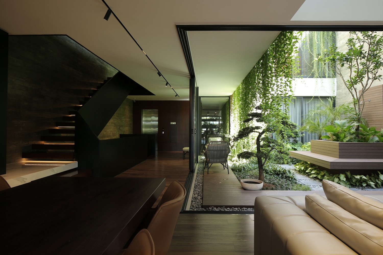 Ấn tượng ngôi nhà mặt phố thiết kế tối giản với sàn bê tông hai lớp và khu vườn nhỏ - Ảnh 2.