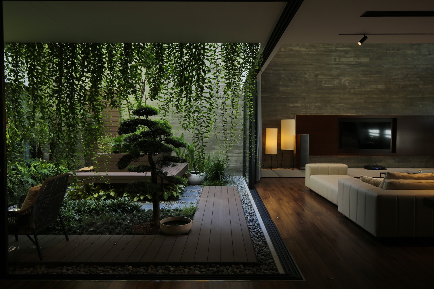 Ấn tượng ngôi nhà mặt phố thiết kế tối giản với sàn bê tông hai lớp và khu vườn nhỏ - Ảnh 4.