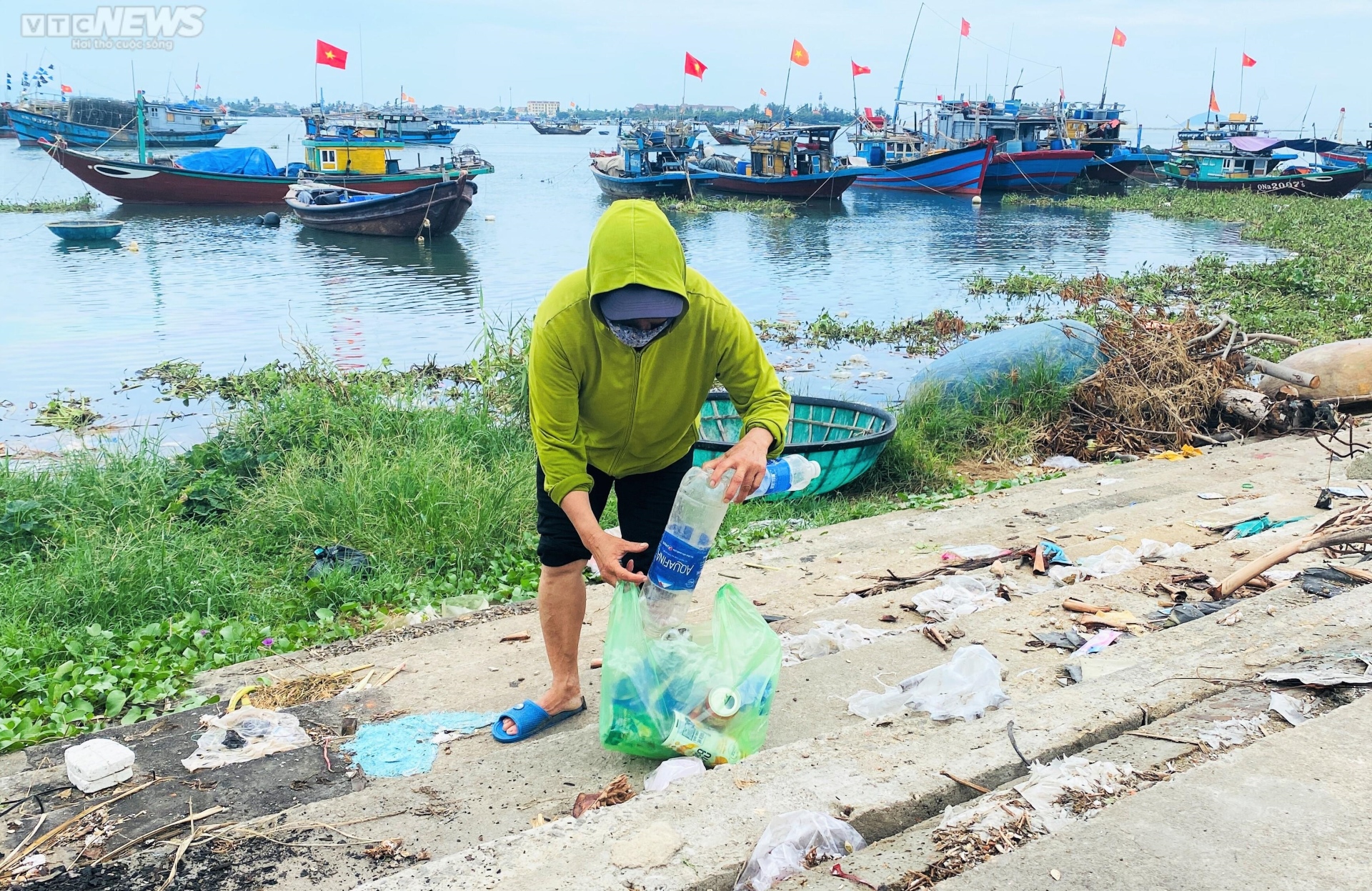 Rác thải bủa vây cảng cá An Lương ở Quảng Nam - Ảnh 6.