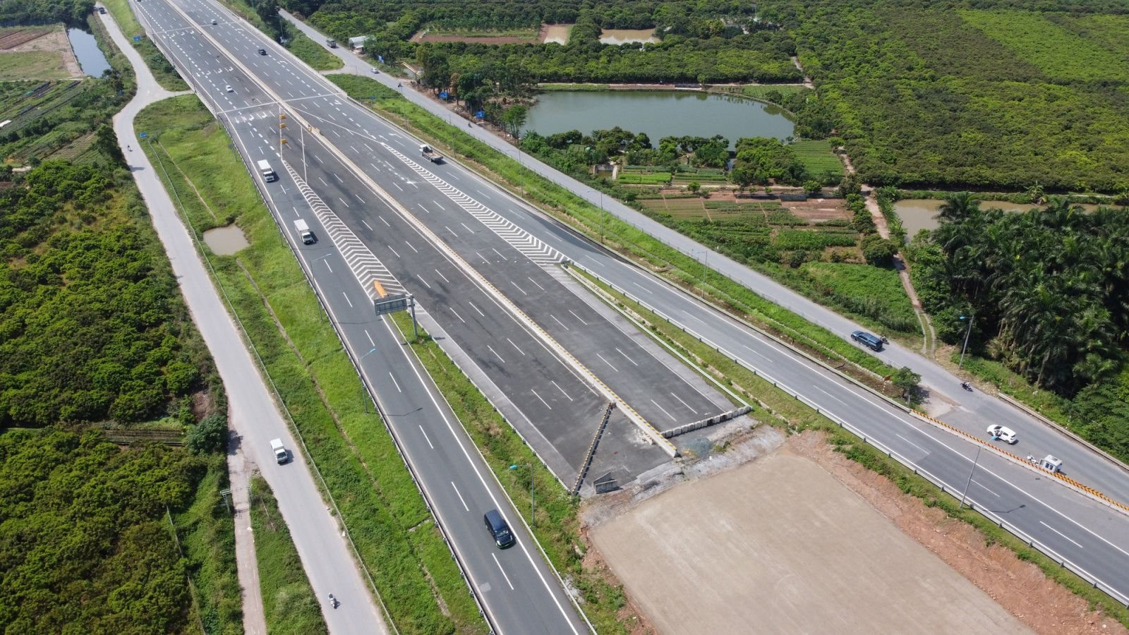 Chính phủ chỉ đạo quyết liệt triển khai loạt dự án: Vành đai 4 Vùng Thủ đô Hà Nội, Cao tốc Bắc Nam, Cảng hàng không quốc tế Long Thành,… - Ảnh 1.
