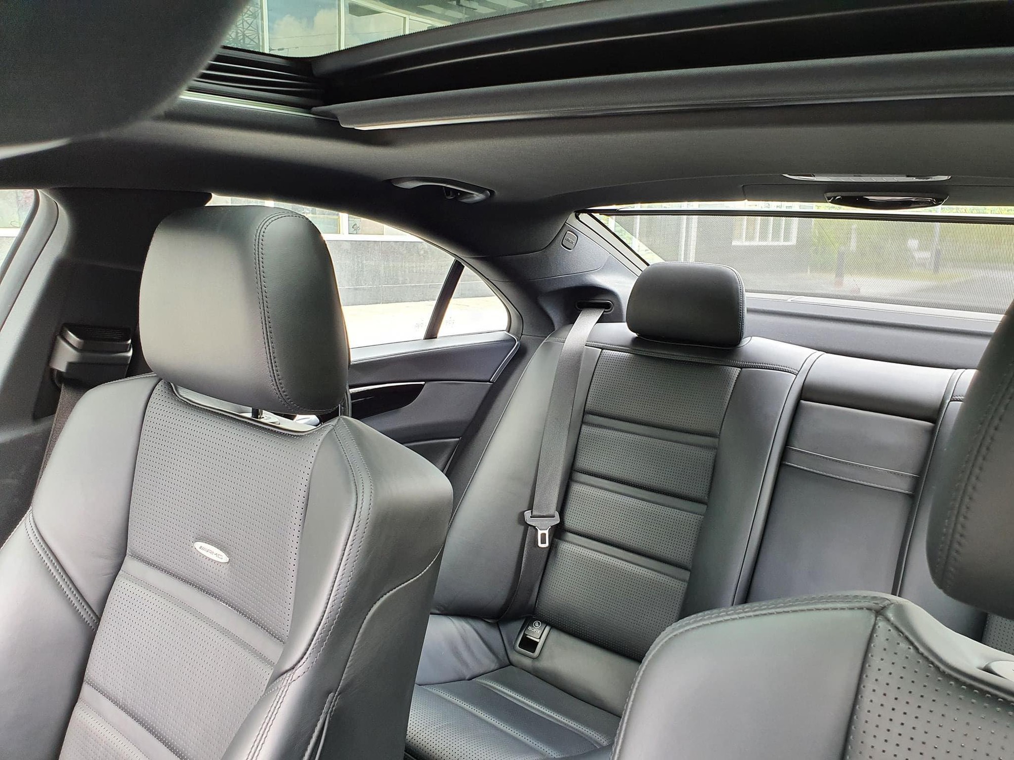 Mercedes-Benz CLS 63 hàng hiếm bán lại giá 2 tỷ: Từng có giá niêm yết gần 7 tỷ, mạnh ngang ngửa siêu xe - Ảnh 2. Mercedes-Benz CLS 63 hàng hiếm bán lại giá 2 tỷ: Từng có giá niêm yết gần 7 tỷ, mạnh ngang ngửa siêu xe - Ảnh 2.