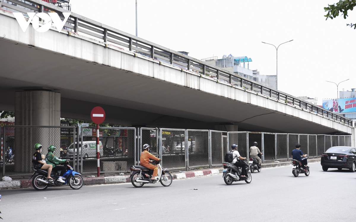Gầm cầu cạn ở Hà Nội nơi được tận dụng làm bãi đỗ xe, nơi tập kết rác - Ảnh 12.