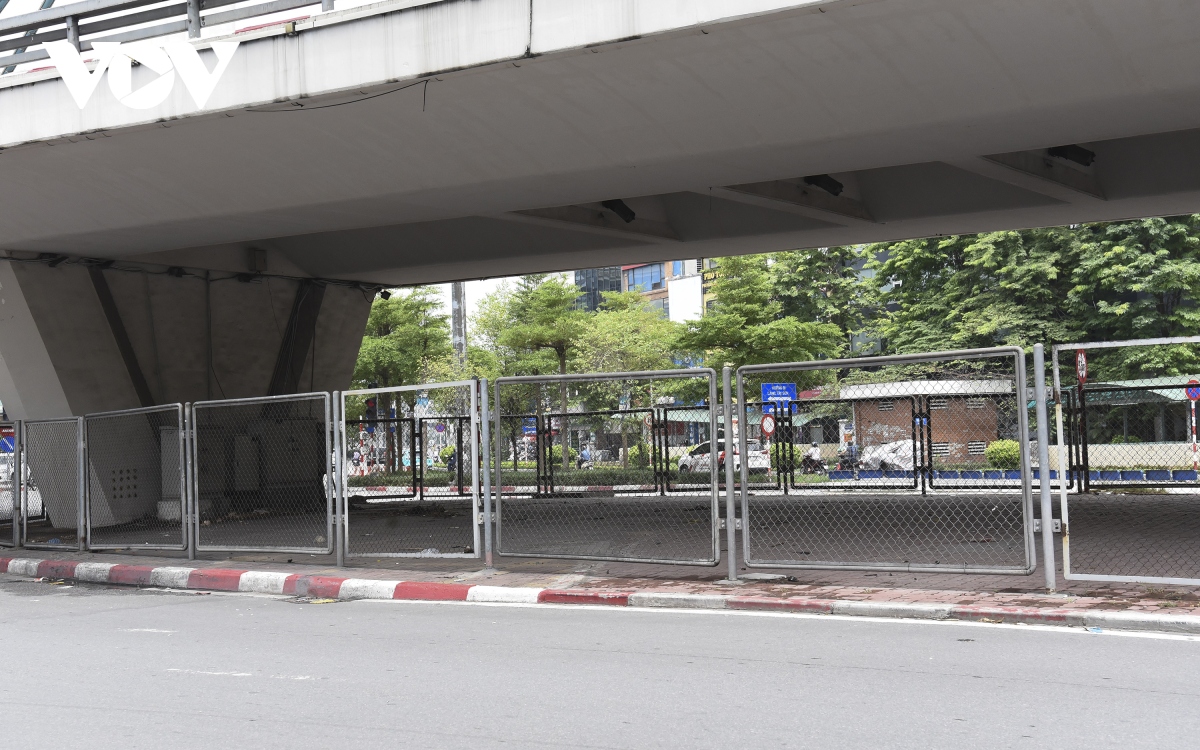 Gầm cầu cạn ở Hà Nội nơi được tận dụng làm bãi đỗ xe, nơi tập kết rác - Ảnh 14.