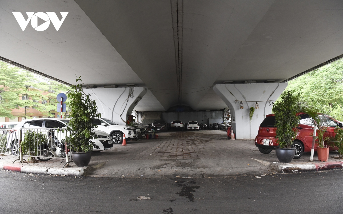Gầm cầu cạn ở Hà Nội nơi được tận dụng làm bãi đỗ xe, nơi tập kết rác - Ảnh 1.