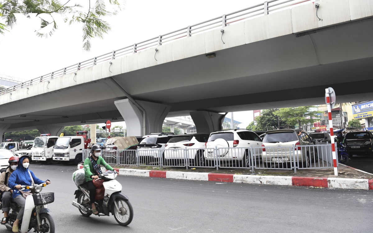 Gầm cầu cạn ở Hà Nội nơi được tận dụng làm bãi đỗ xe, nơi tập kết rác - Ảnh 3.