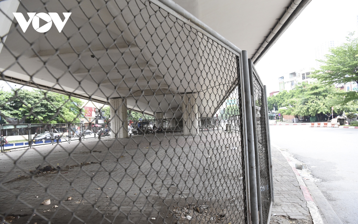 Gầm cầu cạn ở Hà Nội nơi được tận dụng làm bãi đỗ xe, nơi tập kết rác - Ảnh 11.