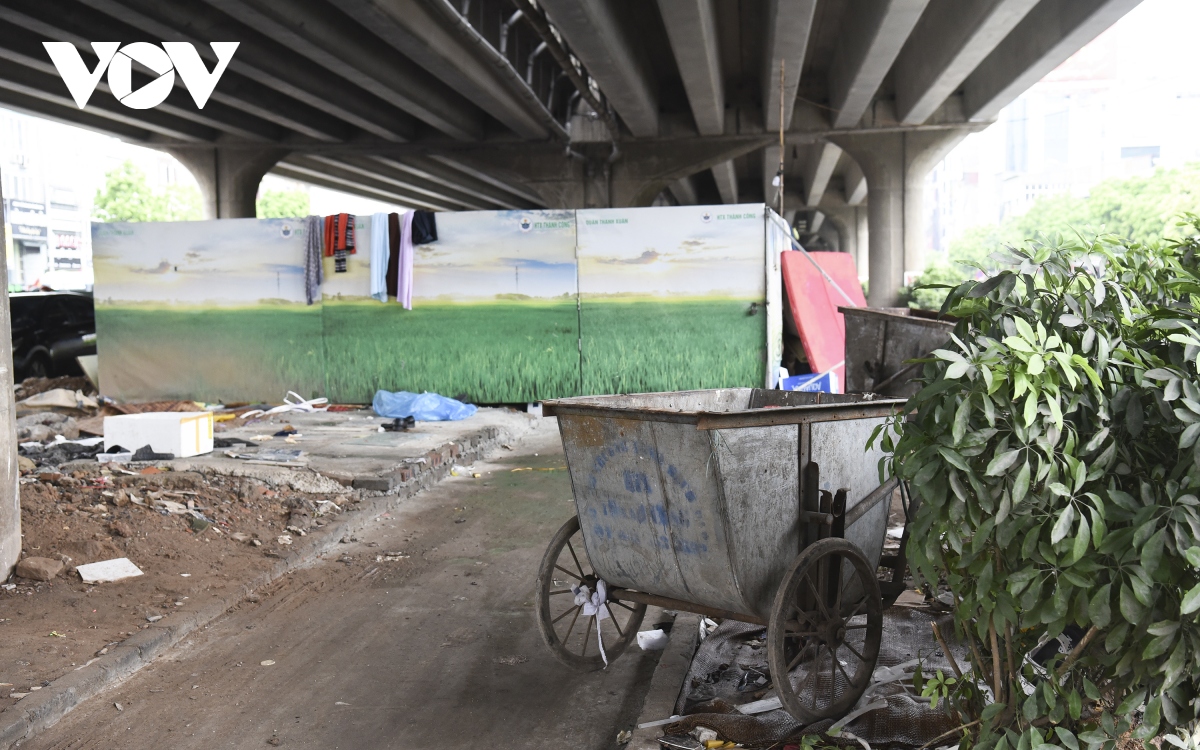 Gầm cầu cạn ở Hà Nội nơi được tận dụng làm bãi đỗ xe, nơi tập kết rác - Ảnh 15.