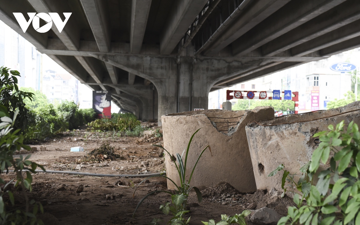 Gầm cầu cạn ở Hà Nội nơi được tận dụng làm bãi đỗ xe, nơi tập kết rác - Ảnh 6.