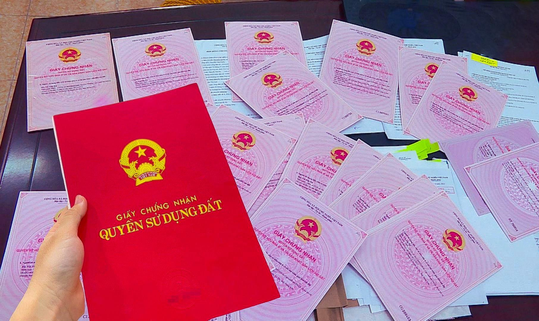 Ngân hàng dồn dập xử lý nợ, đem loạt “sổ đỏ” ra thanh lý - Ảnh 1. Ngân hàng dồn dập xử lý nợ, đem loạt “sổ đỏ” ra thanh lý - Ảnh 1.