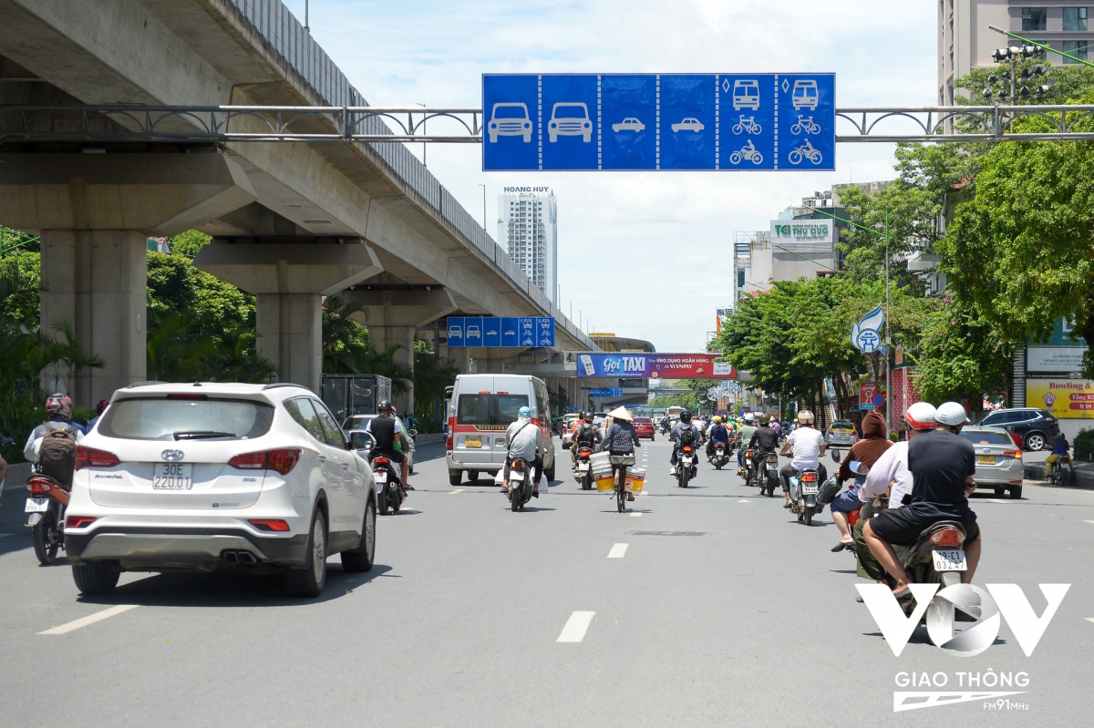 Tháo một phần dải phân cách cứng làn đường Nguyễn Trãi - Ảnh 1.