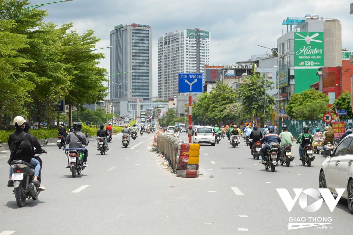 Tháo một phần dải phân cách cứng làn đường Nguyễn Trãi - Ảnh 11.