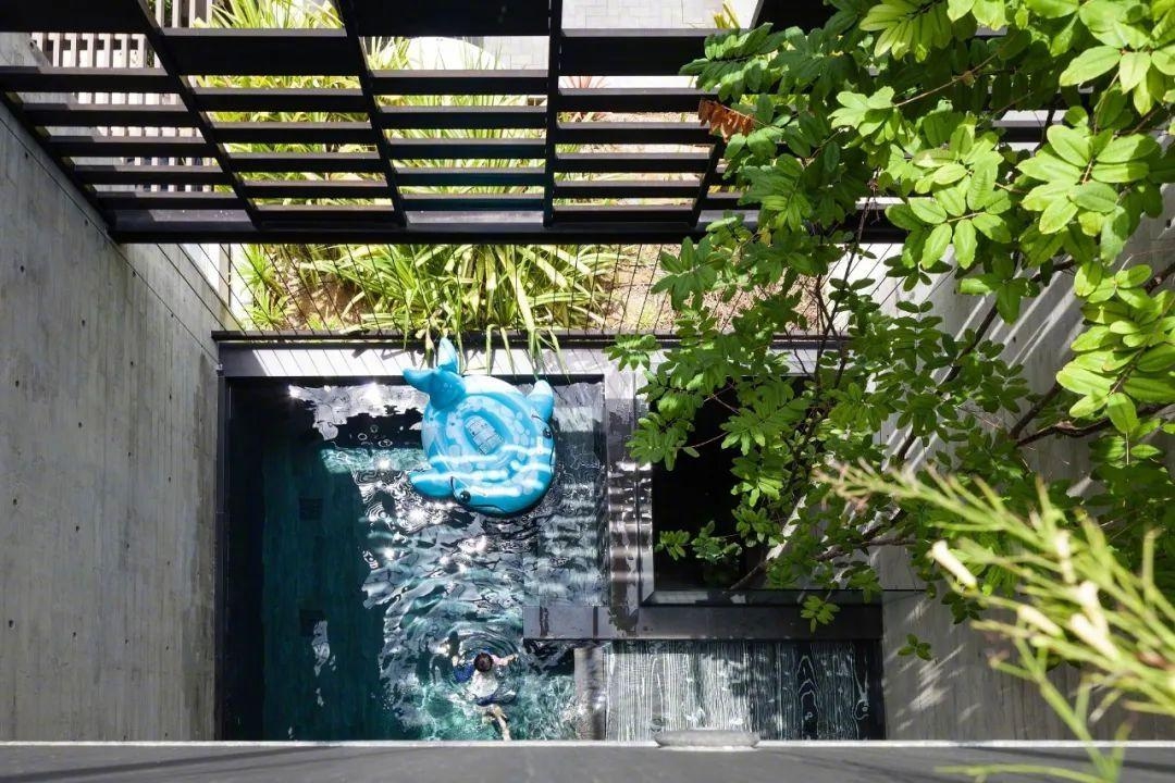 Ngôi nhà 3 thế hệ chung sống có thiết kế đặc biệt: Không cần điều hòa vẫn mát quanh năm, bể bơi 'lơ lửng' giữa phòng khách - Ảnh 6.