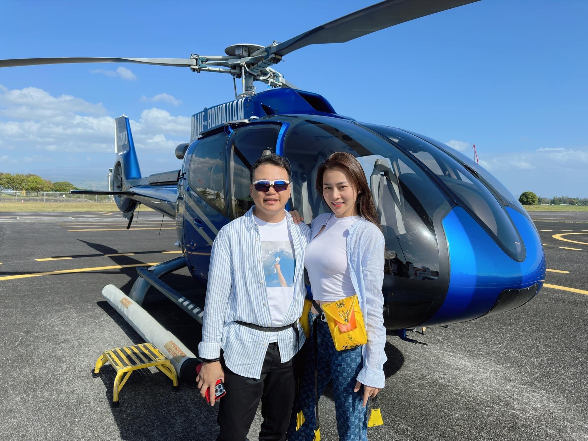 Phương Oanh và Shark Bình cùng trải nghiệm bay trực thăng tại Mỹ, cái kết ra sao mà netizen thả &quot;haha&quot;? - Ảnh 1.