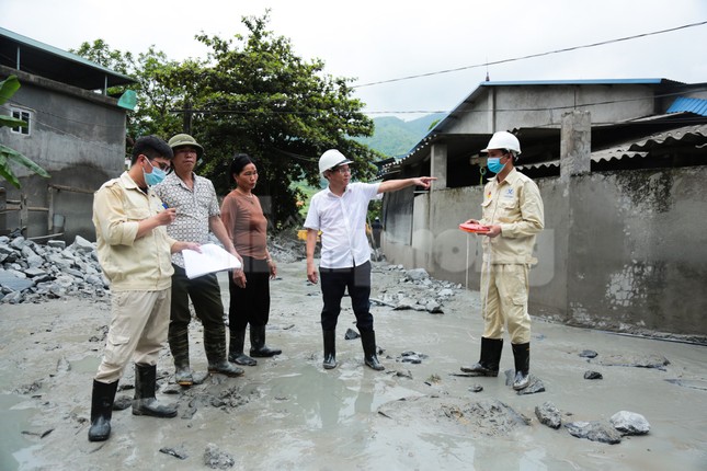 Bùn ngập nhà, xe bị vùi lấp sau sự cố hồ thải mỏ đồng ở Lào Cai - Ảnh 13.