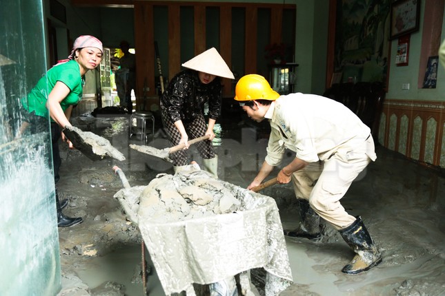 Bùn ngập nhà, xe bị vùi lấp sau sự cố hồ thải mỏ đồng ở Lào Cai - Ảnh 10.