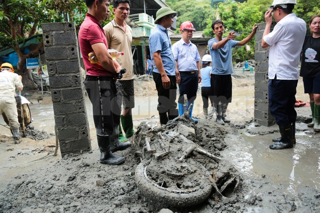 Bùn ngập nhà, xe bị vùi lấp sau sự cố hồ thải mỏ đồng ở Lào Cai - Ảnh 9.