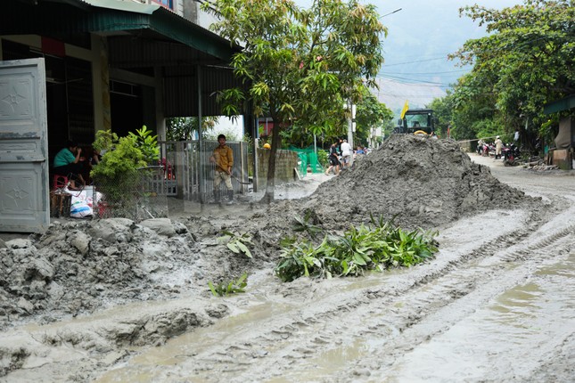 Bùn ngập nhà, xe bị vùi lấp sau sự cố hồ thải mỏ đồng ở Lào Cai - Ảnh 12.