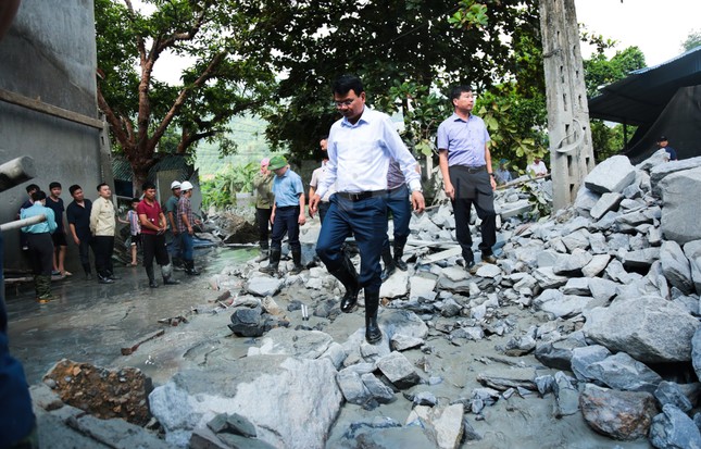 Bùn ngập nhà, xe bị vùi lấp sau sự cố hồ thải mỏ đồng ở Lào Cai - Ảnh 3.