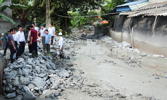 Bùn ngập nhà, xe bị vùi lấp sau sự cố hồ thải mỏ đồng ở Lào Cai - Ảnh 2.