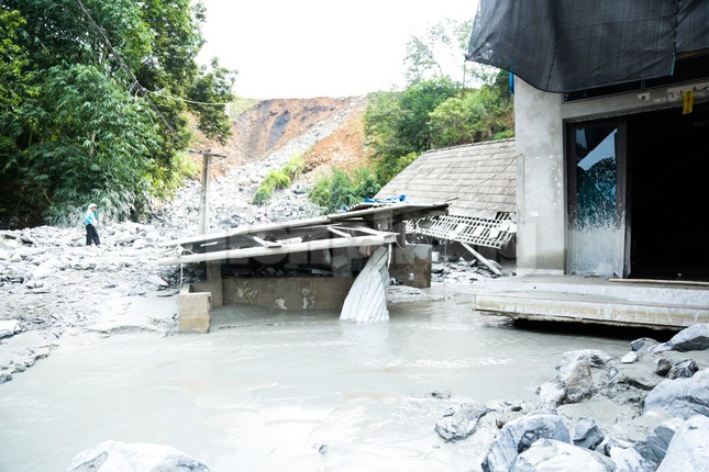Bùn ngập nhà, xe bị vùi lấp sau sự cố hồ thải mỏ đồng ở Lào Cai - Ảnh 4.