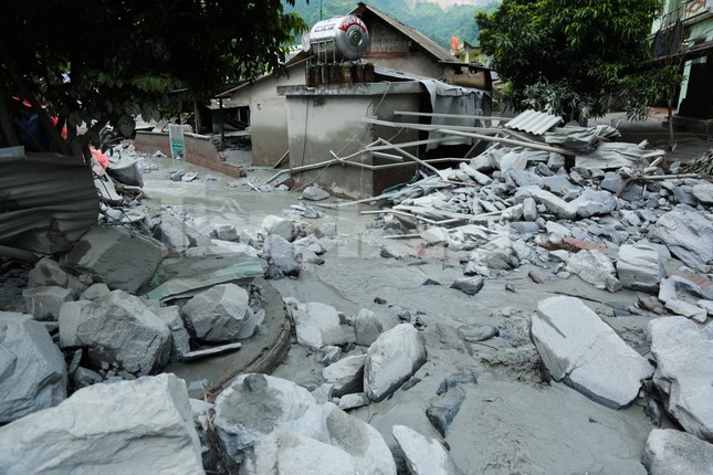 Bùn ngập nhà, xe bị vùi lấp sau sự cố hồ thải mỏ đồng ở Lào Cai - Ảnh 6.
